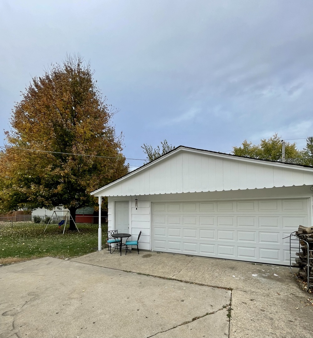 67 Stratford Road Montgomery, IL 60538 - Photo 27 of 33 front view of a house with a patio