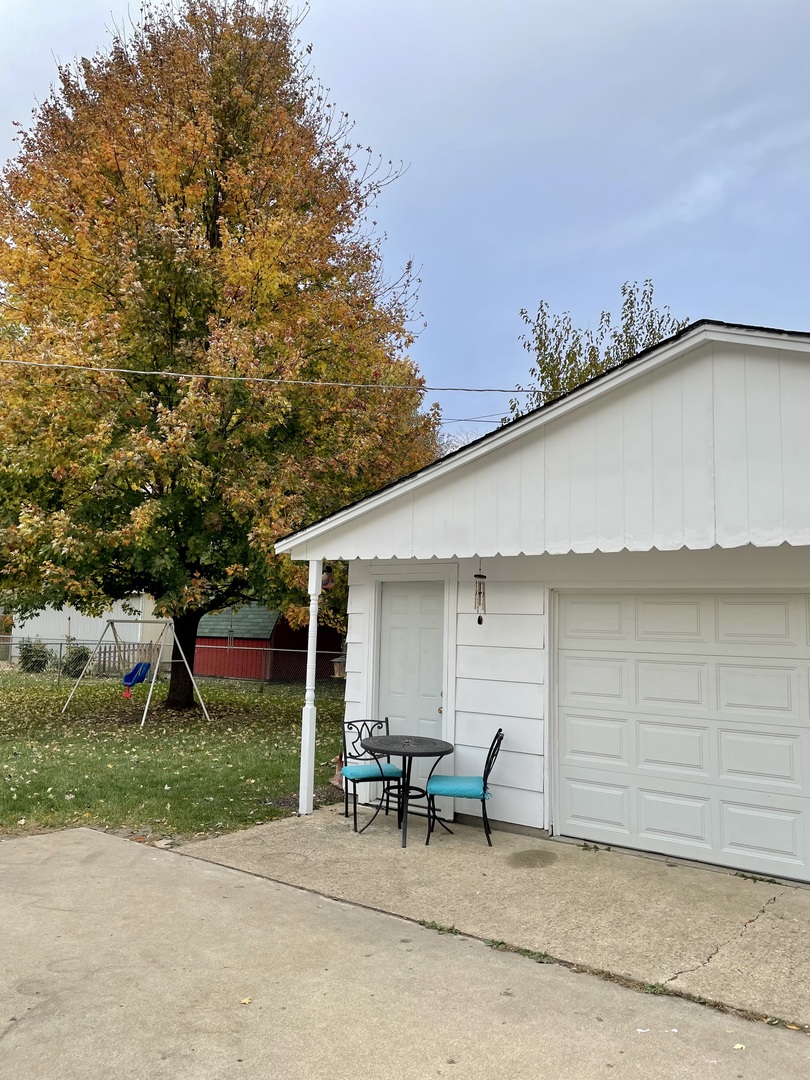 67 Stratford Road Montgomery, IL 60538 - Photo 28 of 33 a backyard of a house with table and chairs
