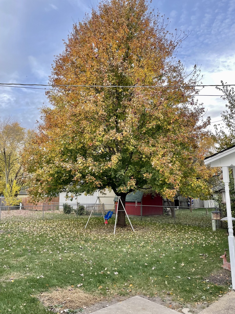 67 Stratford Road Montgomery, IL 60538 - Photo 29 of 33 a backyard of a house with table and chairs