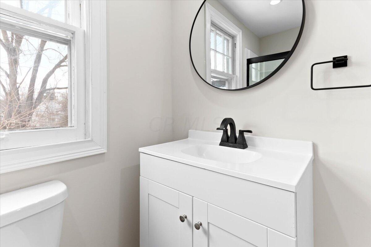 591 South Hampton Road Columbus, OH 43213 - Photo 21 of 28 21-Bathroom