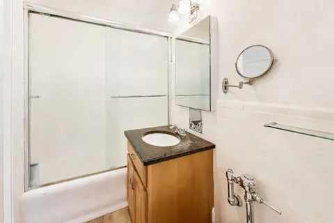 $237,500 | 5555 South Everett Avenue, Unit E10, Chicago, IL 60637