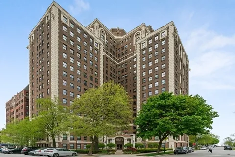 $237,500 | 5555 South Everett Avenue, Unit E10, Chicago, IL 60637