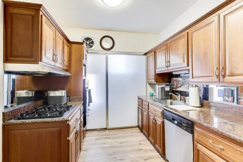 $237,500 | 5555 South Everett Avenue, Unit E10, Chicago, IL 60637