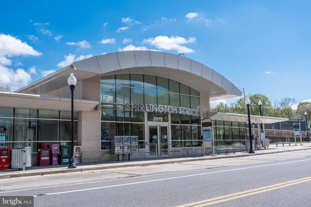 $1,950 | 3310 Wyndham Circle, Unit 314, Alexandria, VA 22302