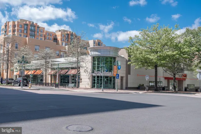 $1,950 | 3310 Wyndham Circle, Unit 314, Alexandria, VA 22302