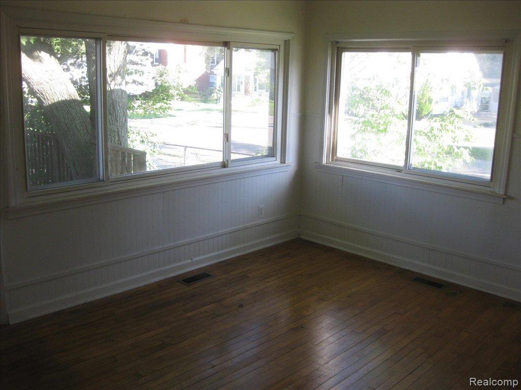 2616 Wakefield Road Berkley, MI 48072 - Photo 2 of 10 IMG_7930
