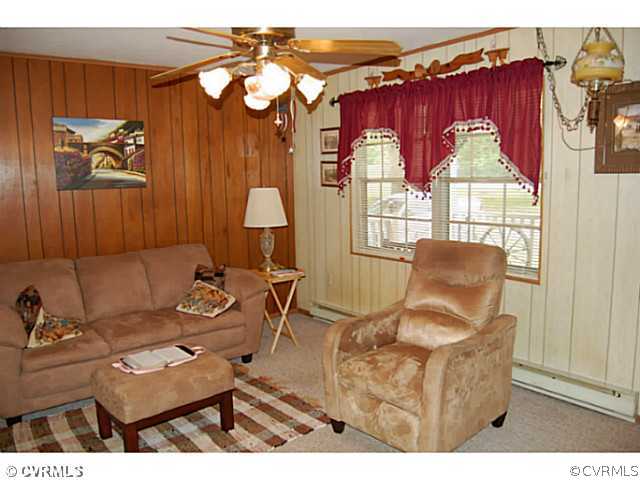 2937 New Hope Road Powhatan, VA 23139 - Photo 4 of 12 Den/Family/Great Room - Large family room