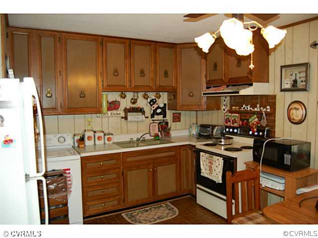2937 New Hope Road Powhatan, VA 23139 - Photo 6 of 12 Kitchen - Lots of cabinet space!