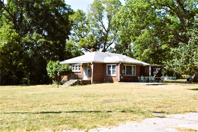 $383,000 | 7200 East 102nd Street, Kansas City, MO 64134