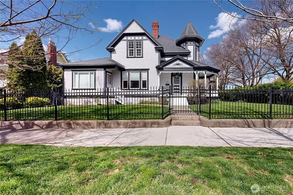 a picture of a wall with a white walls