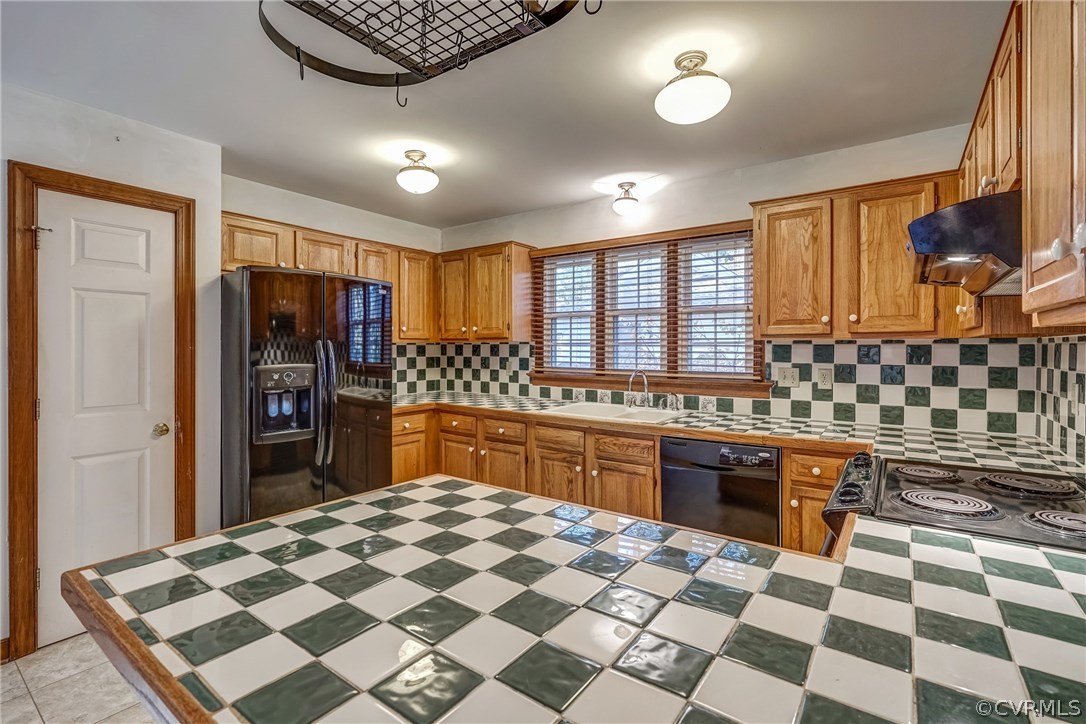 6205 Lansgate Road Midlothian, VA 23112 - Photo 25 of 50 a kitchen with stainless steel appliances granite countertop a sink and cabinets
