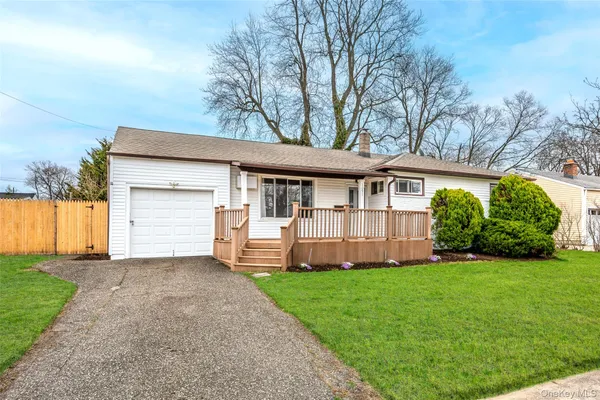 $699,999 | 1091 Gardiner Drive, Bay Shore, NY 11706