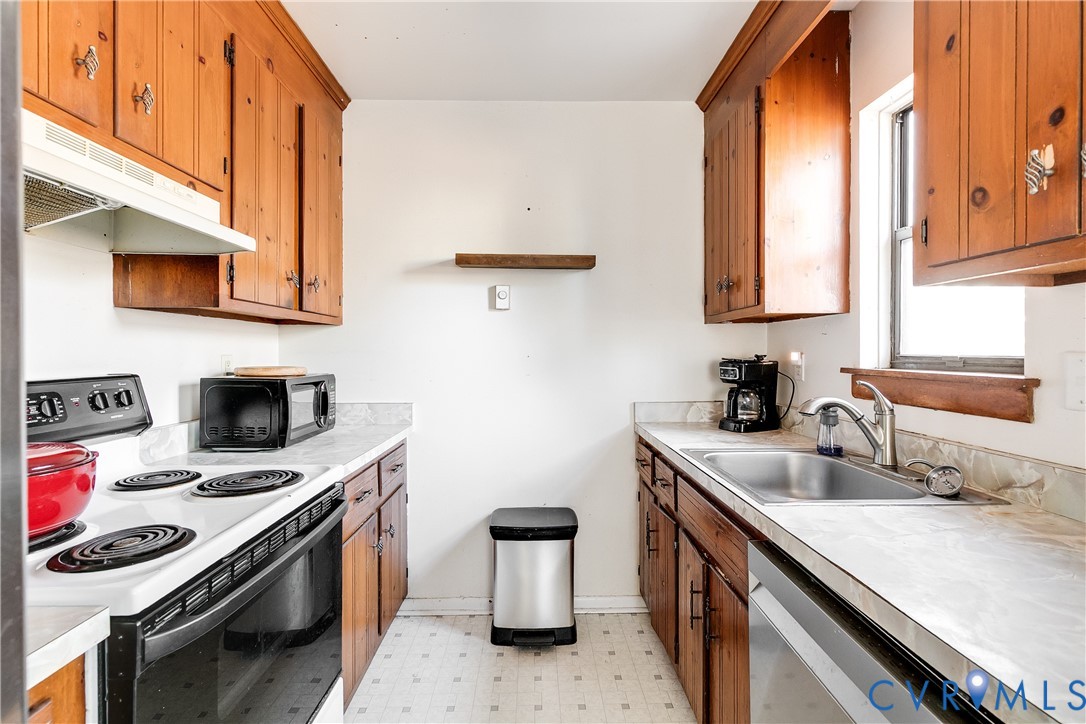 926 Marblethorpe Road North Chesterfield, VA 23236 - Photo 5 of 18 a kitchen with stainless steel appliances a stove a sink and a microwave
