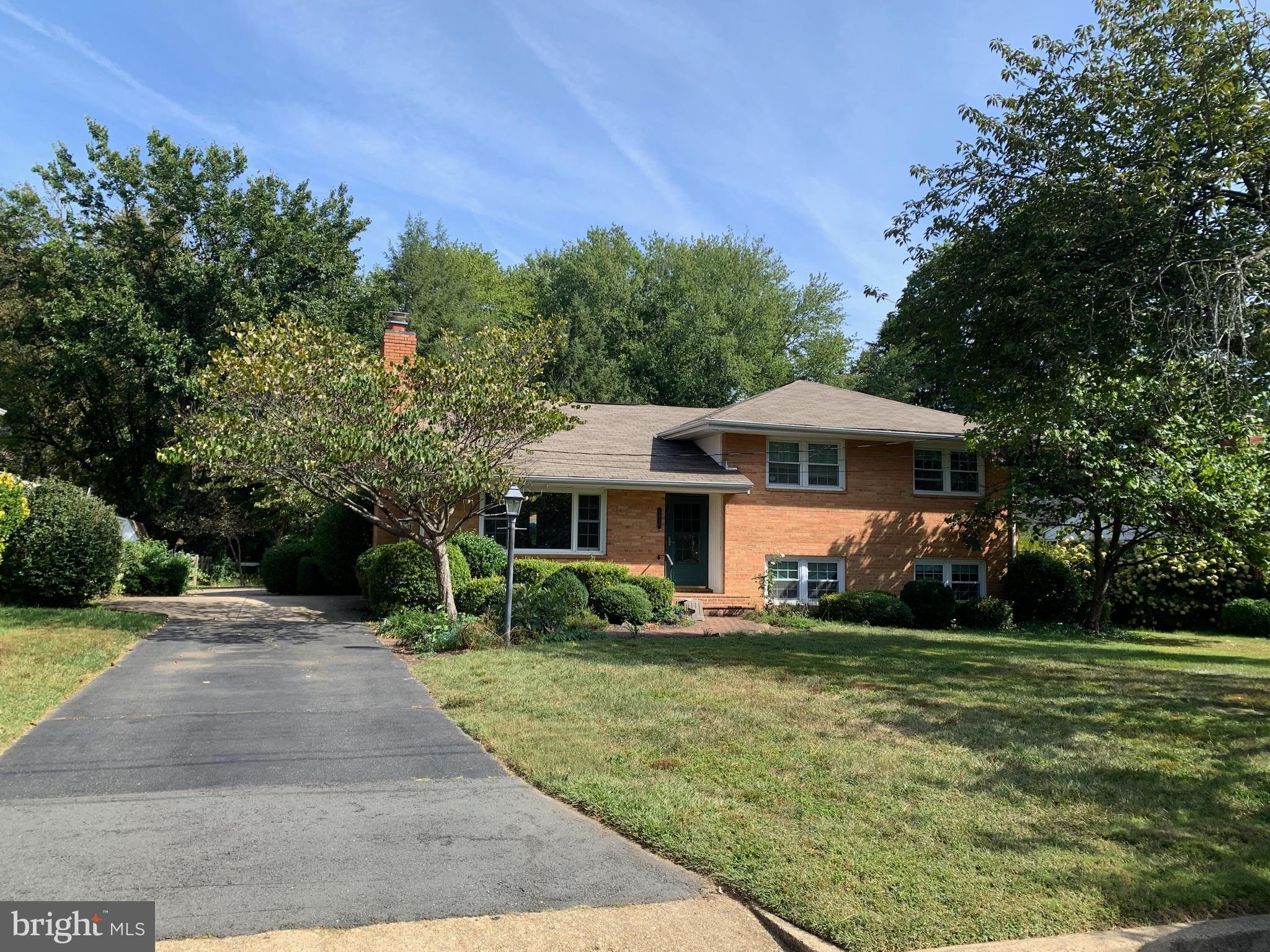 6910 Bright Avenue McLean, VA 22101 - Photo 3 of 27