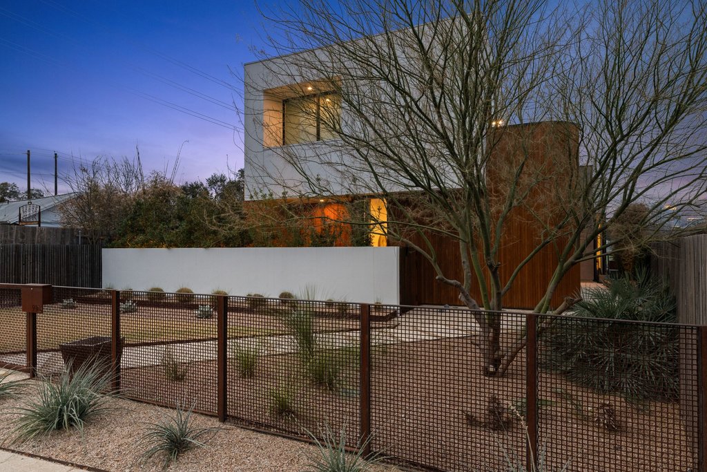 910 West Johanna Street Austin, TX 78704 - Photo 31 of 37 View of yard