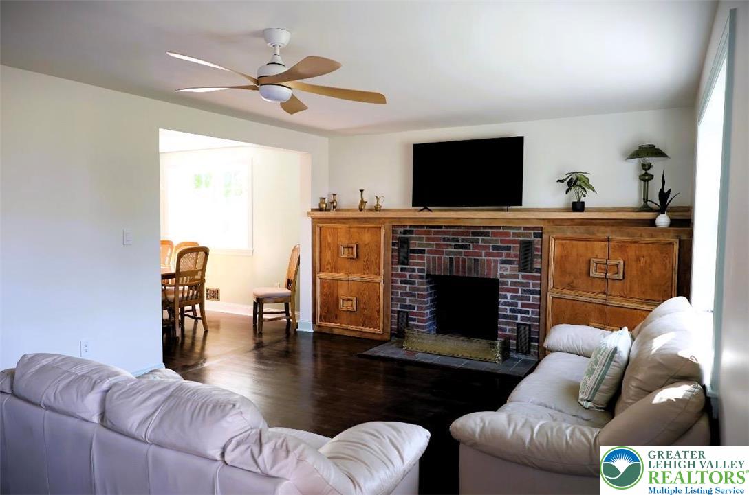 1601 Lieb Road Easton, PA 18040 - Photo 3 of 49 Living room