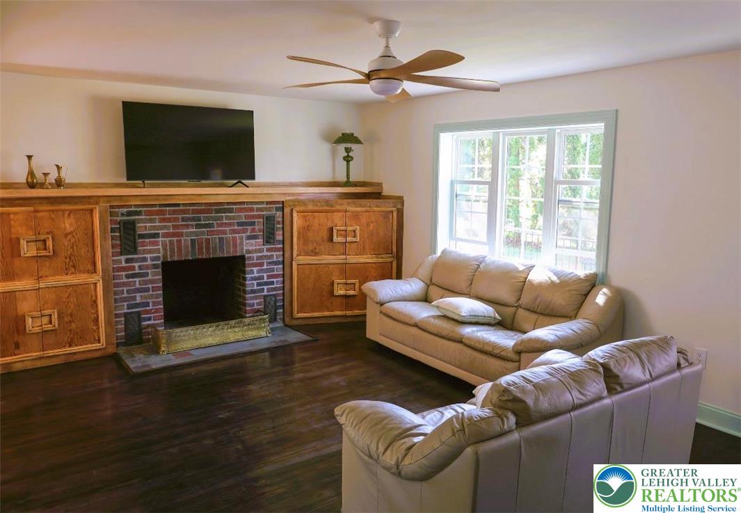 1601 Lieb Road Easton, PA 18040 - Photo 4 of 49 Living room