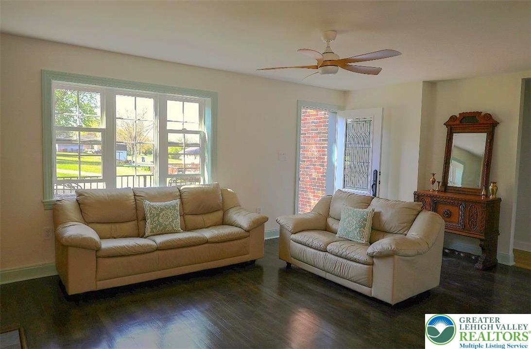 1601 Lieb Road Easton, PA 18040 - Photo 6 of 49 Living room