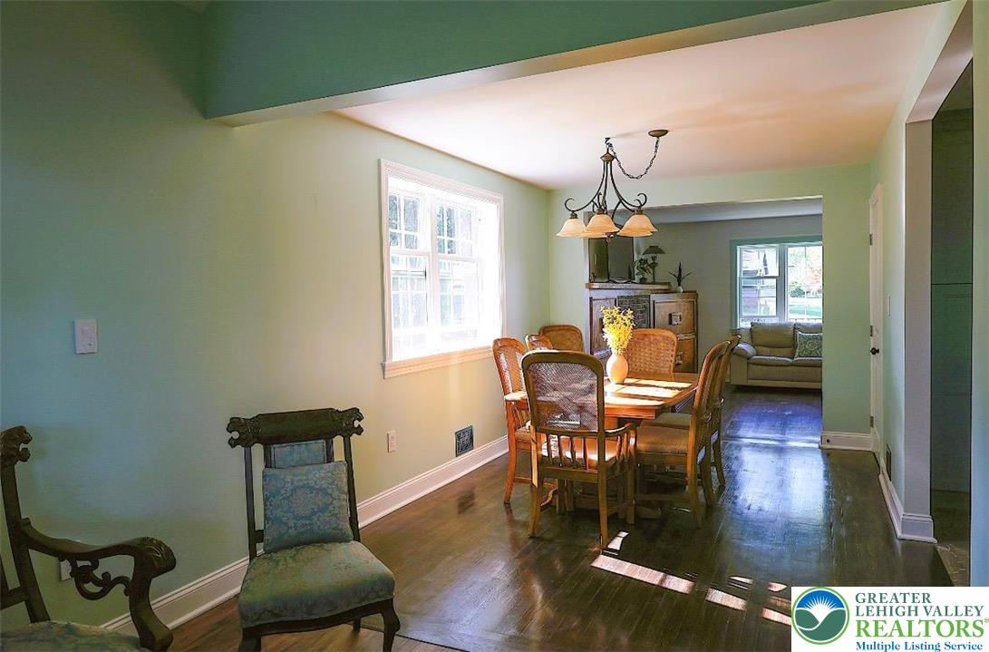 1601 Lieb Road Easton, PA 18040 - Photo 8 of 49 Dining room