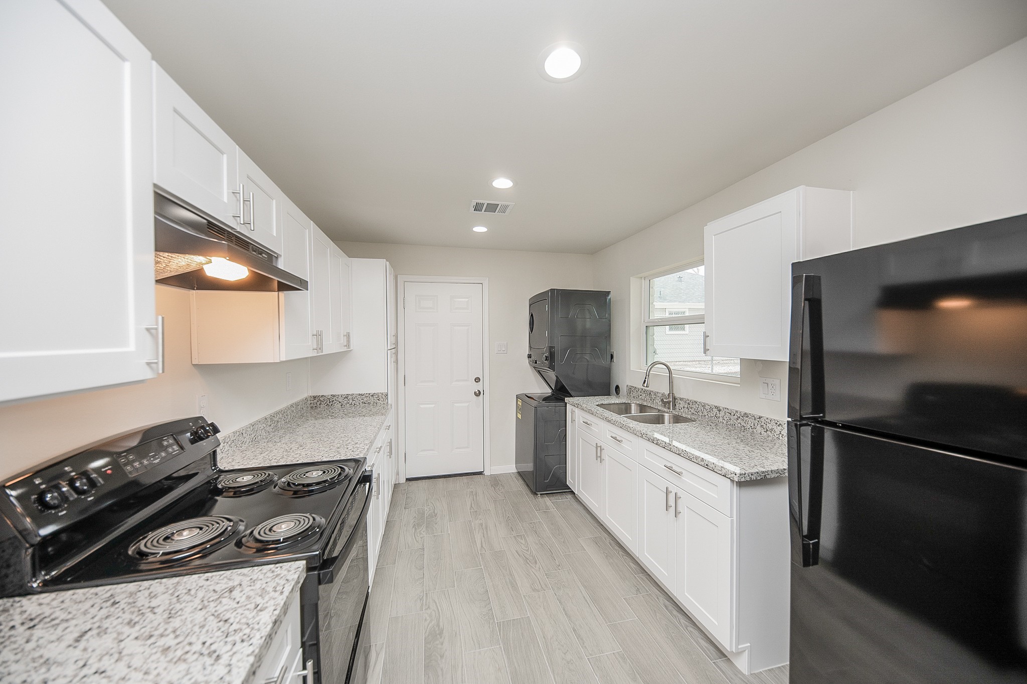 5042 Mallow Street, Unit B Houston, TX 77033 - Photo 4 of 13