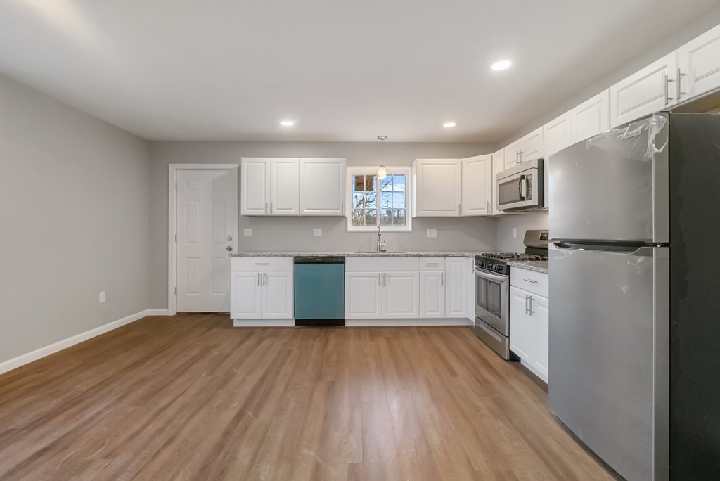 270-272 Centre Street Springfield, MA 01151 - Photo 3 of 18