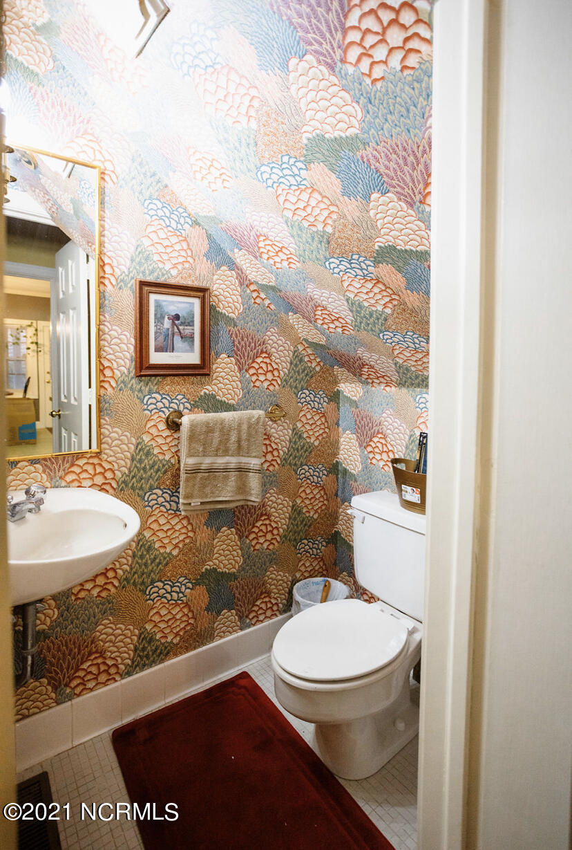 605 Raleigh Rd Parkway West Wilson, NC 27893 - Photo 9 of 28 Half bath