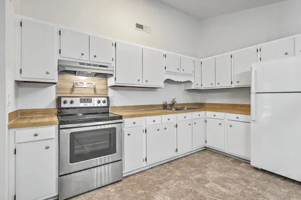 $1,900 | 104 Tweed Court, Summerville, SC 29486