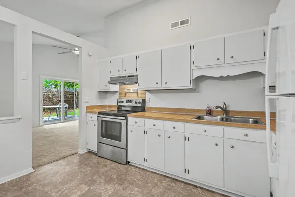 $1,900 | 104 Tweed Court, Summerville, SC 29486