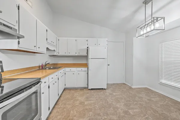 $1,900 | 104 Tweed Court, Summerville, SC 29486