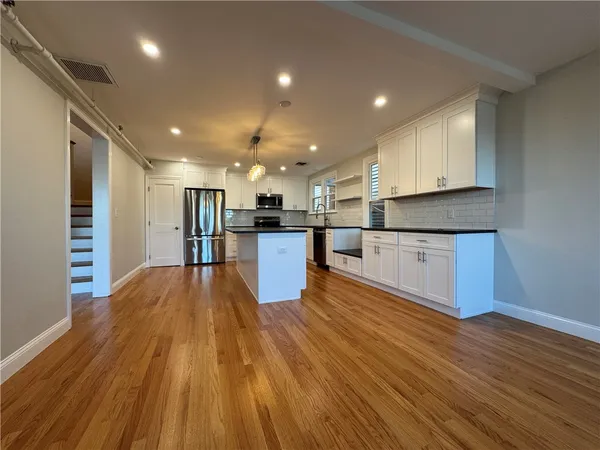 $4,400 | 198 Thames Street, Unit 6, Newport, RI 02840