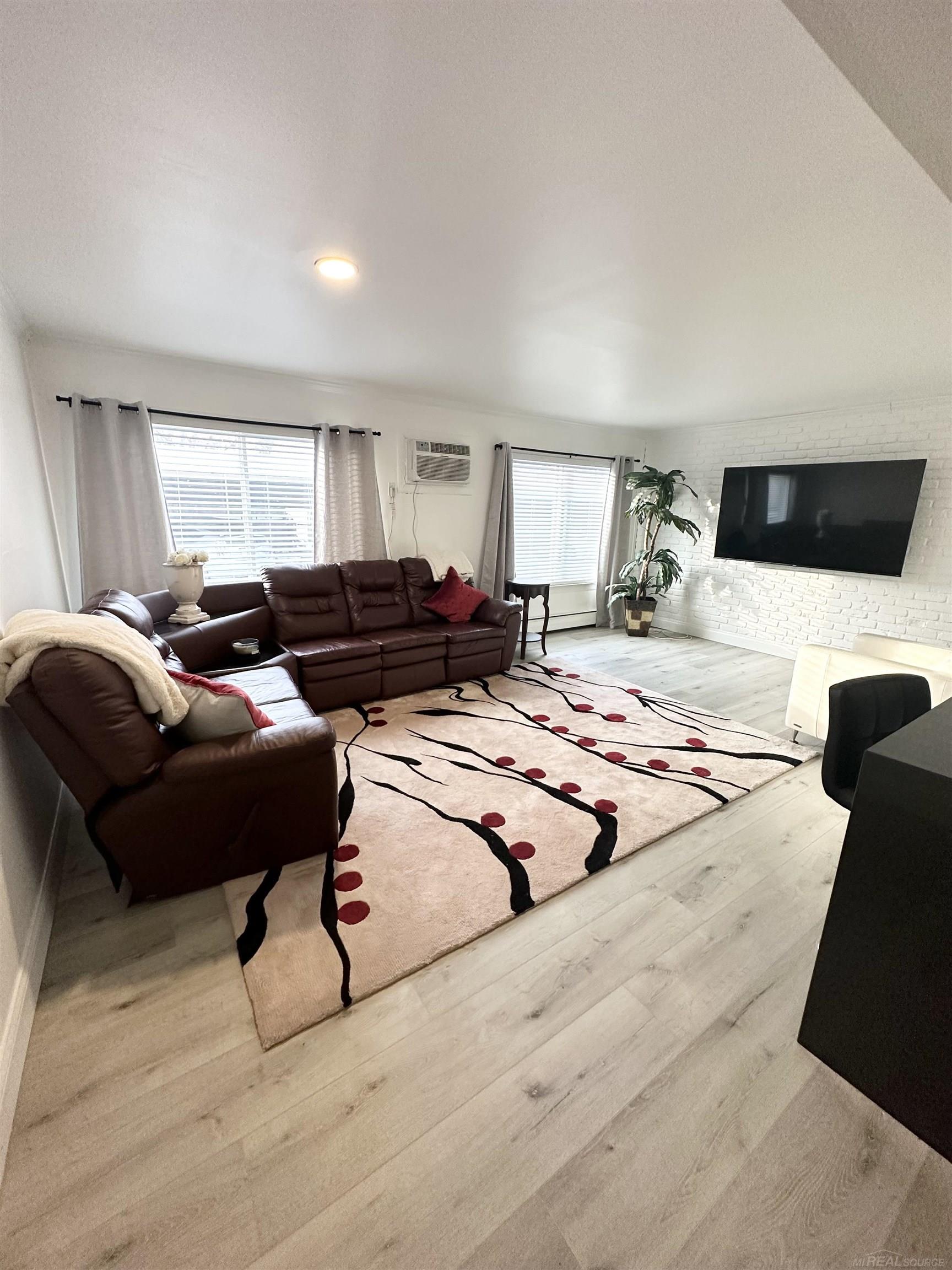835 West Maple Road Clawson, MI 48017 - Photo 4 of 14 50133087-3f6ac75e-49fe-49c6-824b-b8e68e4fe8c8.JPG