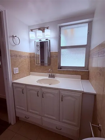 $2,290 | 301 Northeast 14th Avenue, Unit 108, Hallandale Beach, FL 33009