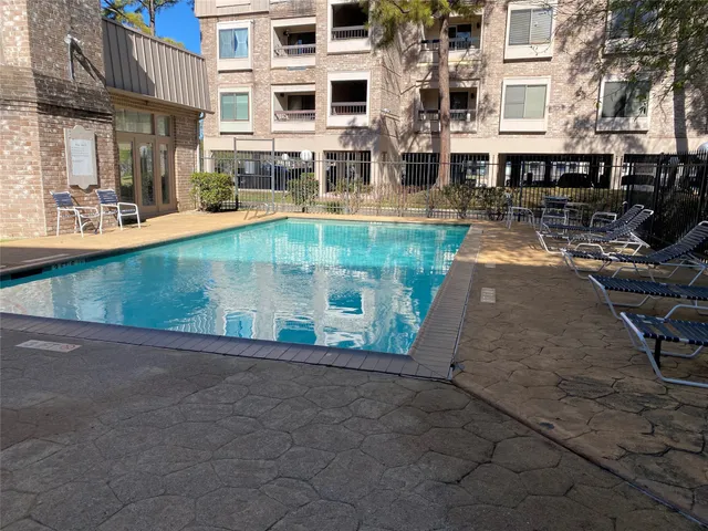 a view of a water fountain in front of building