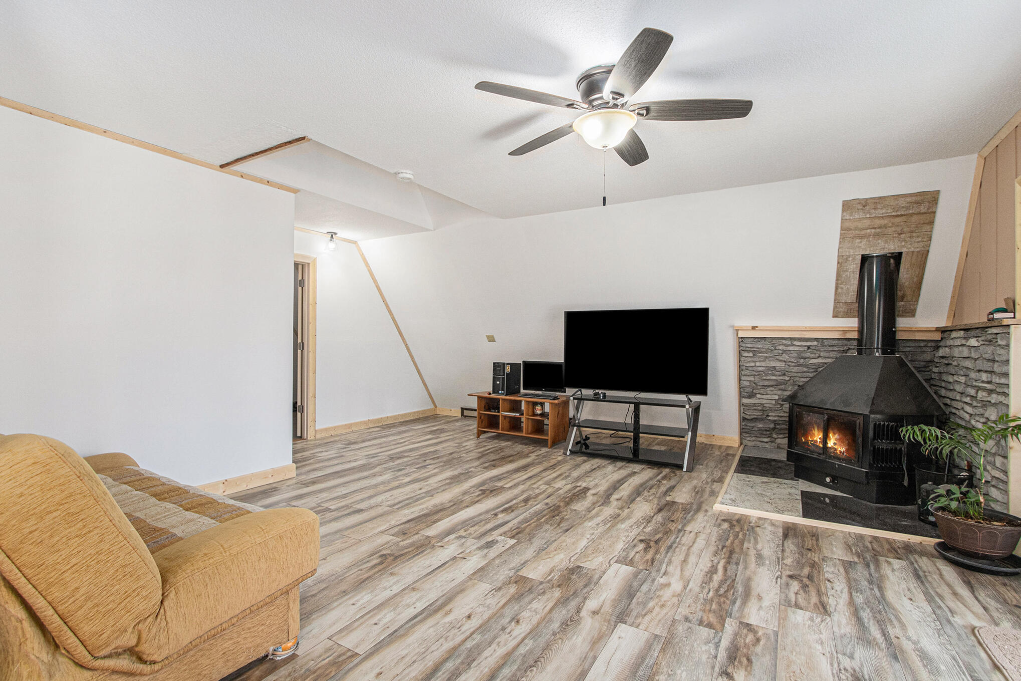7133 Johnson Road Coloma, MI 49038 - Photo 21 of 49 Living Room