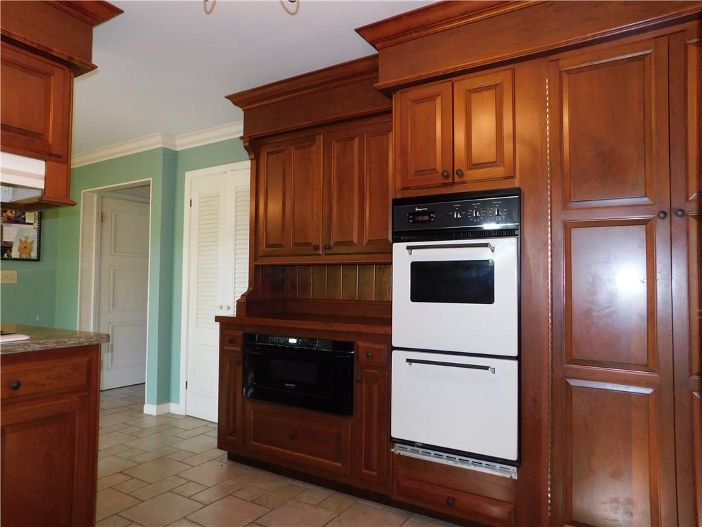 590 Methodist Road Greenville, PA 16125 - Photo 10 of 25 SLIDE OUT MICROWAVE, DOUBLE OVEN/LARGE PANTRY