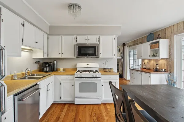 $425,000 | 693 Exmoor Terrace, Crystal Lake, IL 60014