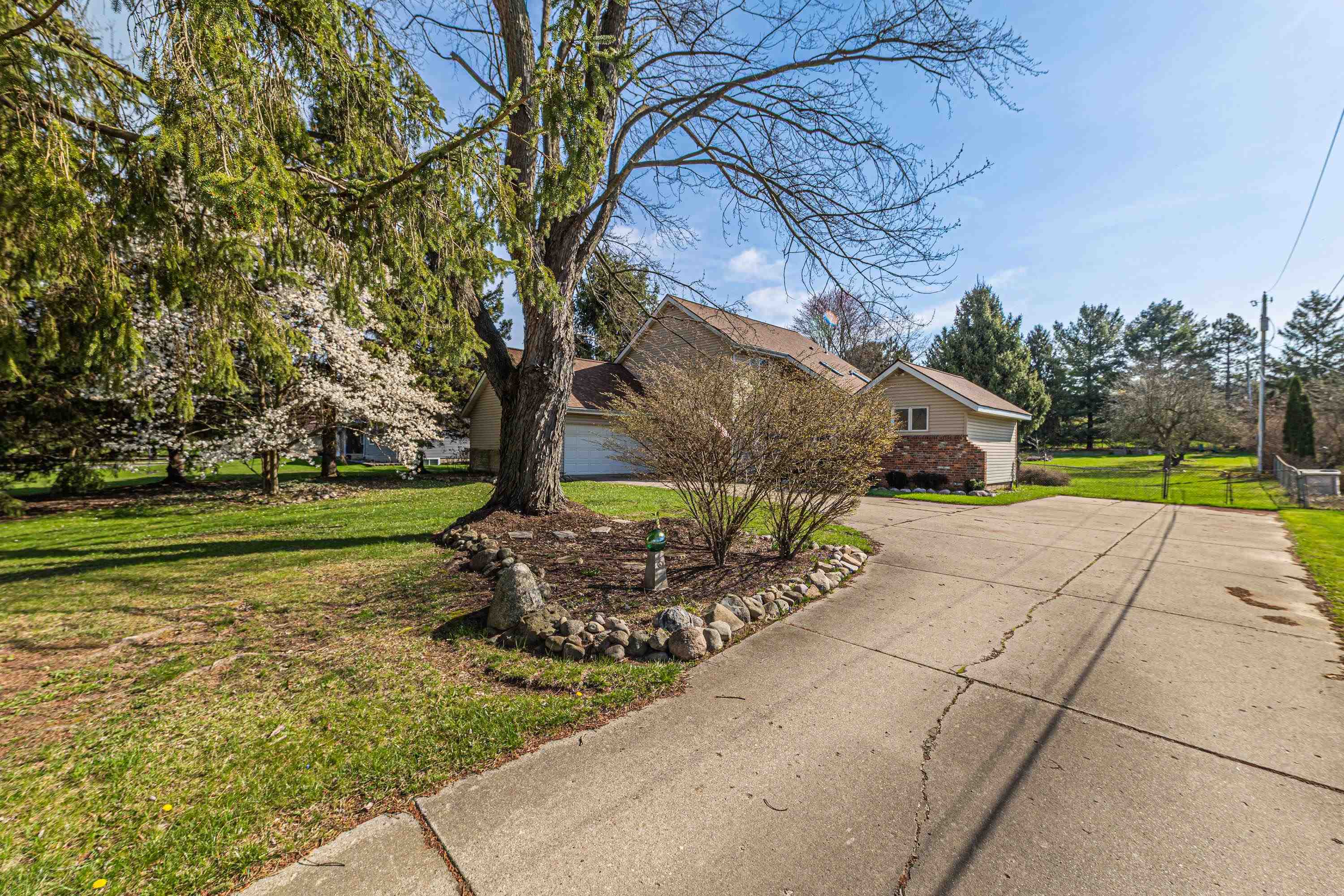 5590 Edgar Road Clarkston, MI 48346 - Photo 2 of 51 50172448-48e52317-ed99-4434-9d60-740c77bf3304.JPG