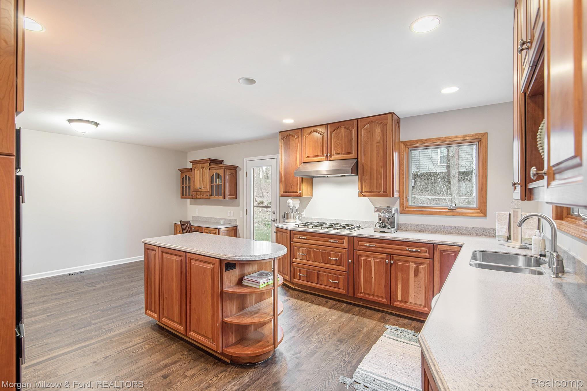 7936 Perry Lake Road Clarkston, MI 48348 - Photo 5 of 25 Quality kitchen appointments