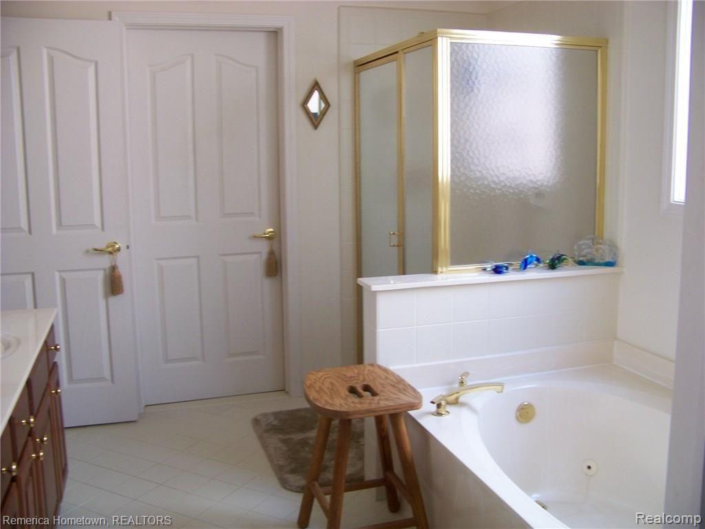 11184 Pinehurst Road Plymouth, MI 48170 - Photo 25 of 29 Master bath.jpg