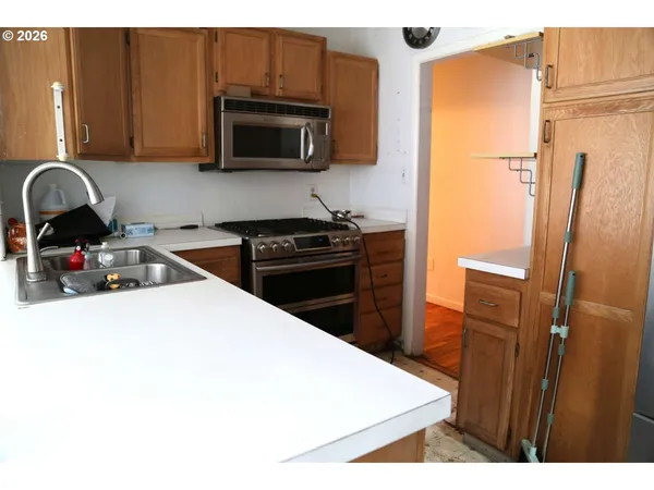 a view of an entryway with workspace