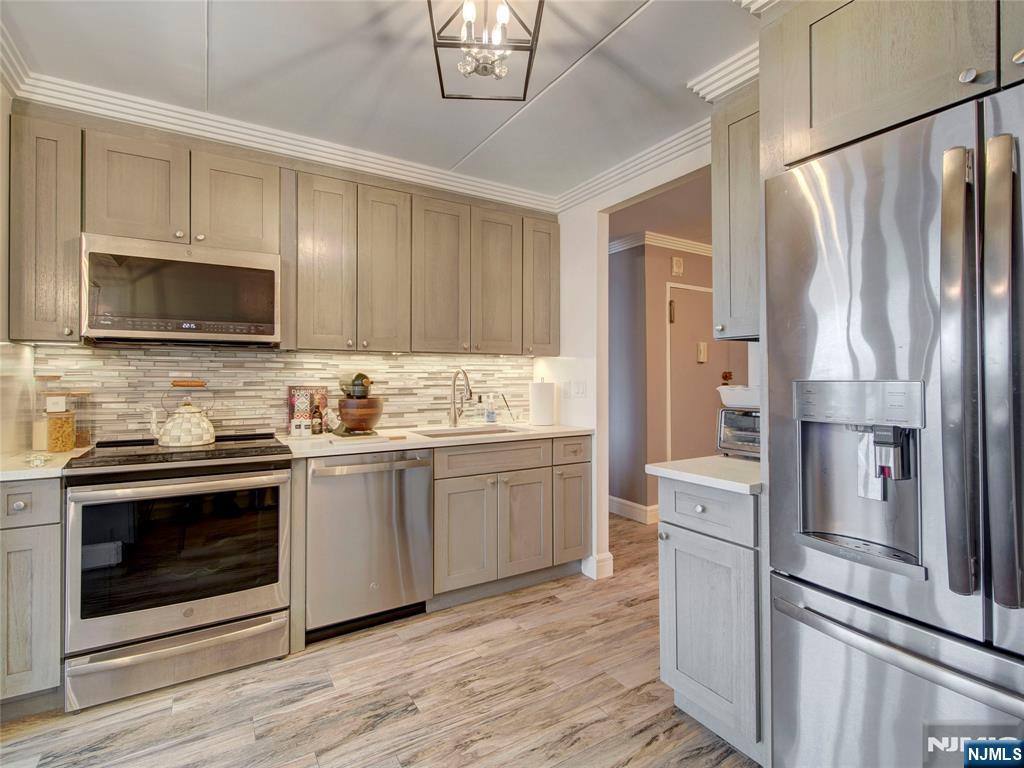 250 Gorge Road, Unit 8J Cliffside Park, NJ 07010 - Photo 8 of 36
