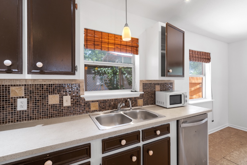 1211 Delano Street Austin, TX 78721 - Photo 9 of 30