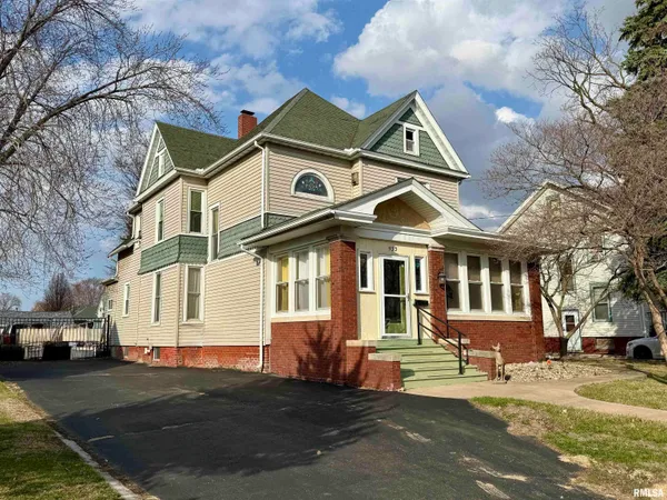 $172,000 | 933 West Main Street, Galesburg, IL 61401