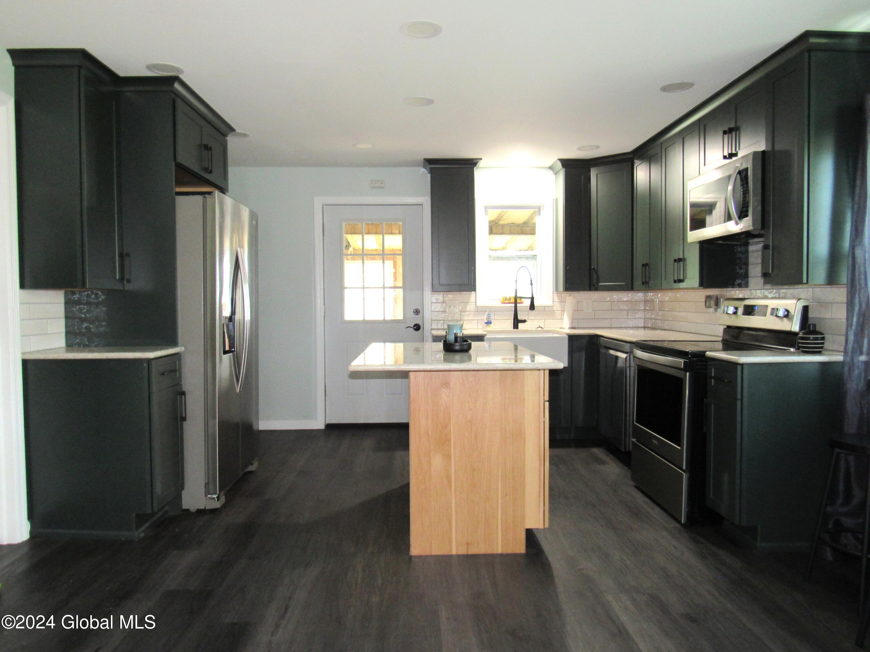 69 Hakes Road Troy, NY 12180 - Photo 6 of 34 7.5