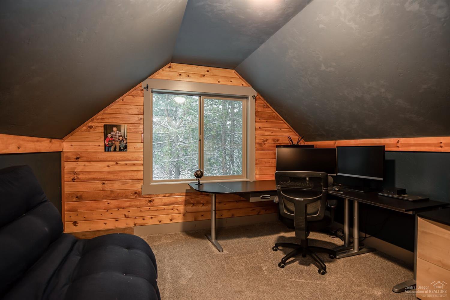 17325 Elsinore Road Bend, OR 97707 - Photo 22 of 25 Upstairs office