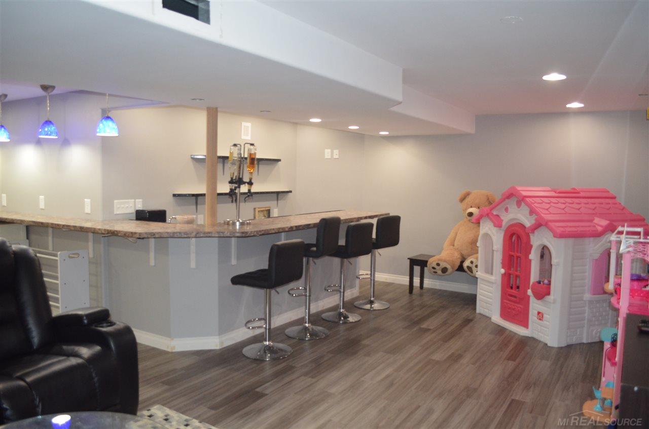 50371 Riverside Drive Macomb, MI 48044 - Photo 19 of 30 Bar area in basement