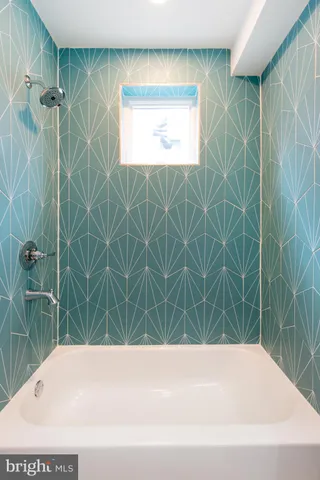 a close up view of a washer and dryer