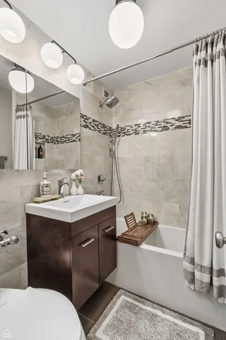 $349,900 | 2970 North Lake Shore Drive, Unit 4B, Chicago, IL 60657