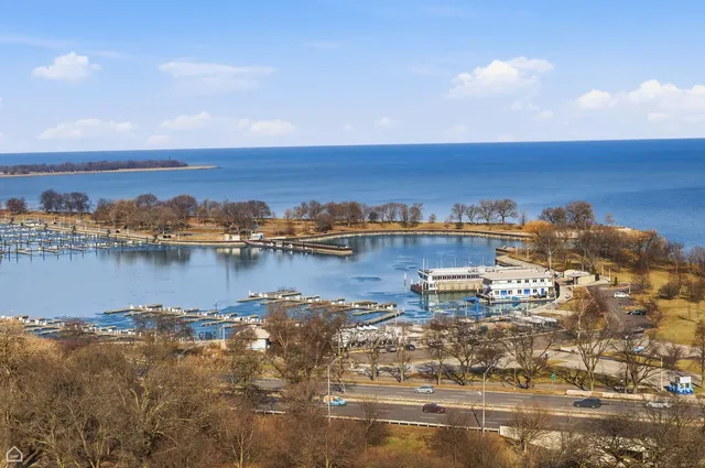 $349,900 | 2970 North Lake Shore Drive, Unit 4B, Chicago, IL 60657