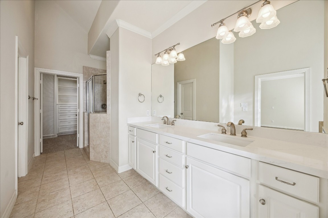 633 Hartman Street Houston, TX 77007 - Photo 15 of 23 a bathroom with a double vanity sink and a mirror